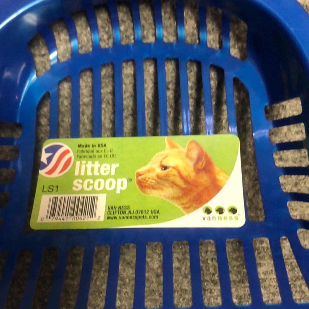 2 litter scoops and 1 play toy for cats. Never used.